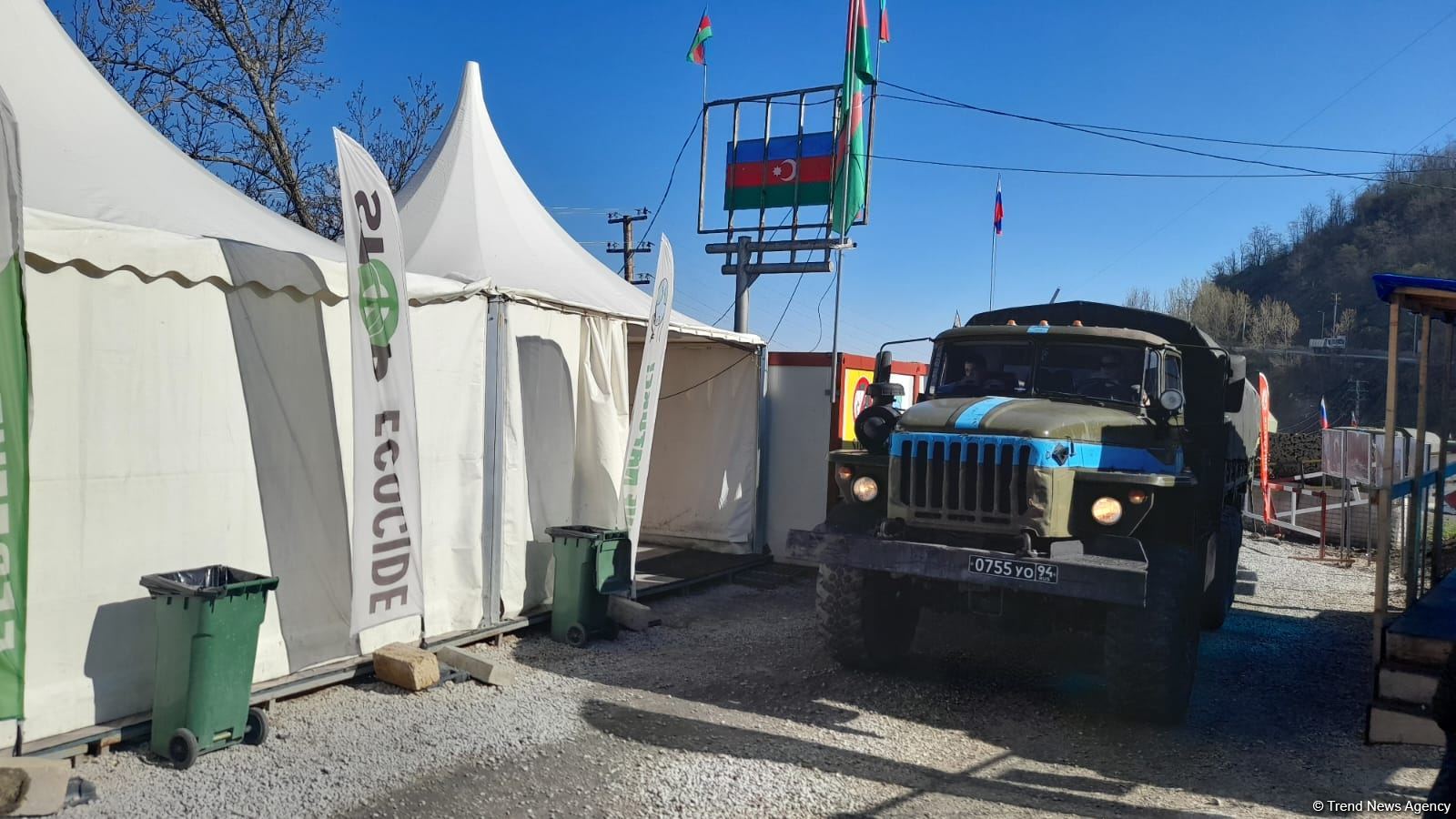По Лачинской дороге беспрепятственно проехали 30 автомобилей миротворцев (ФОТО)
