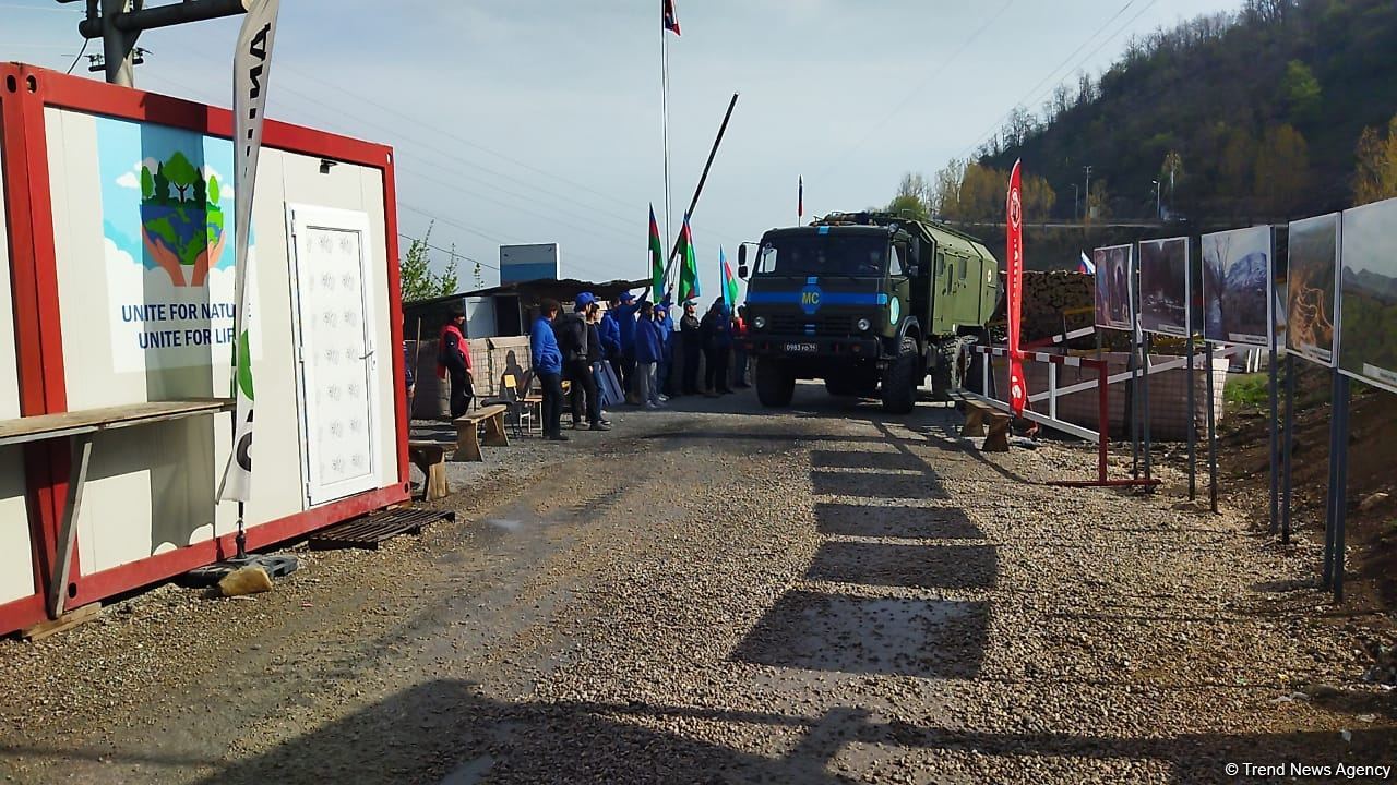 По Лачинской дороге беспрепятственно проехали 2 автомобиля миротворцев (ФОТО)