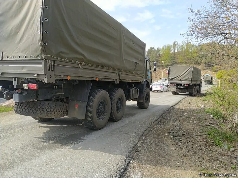 По Лачинской дороге беспрепятственно проехала автоколонна миротворцев (ФОТО)