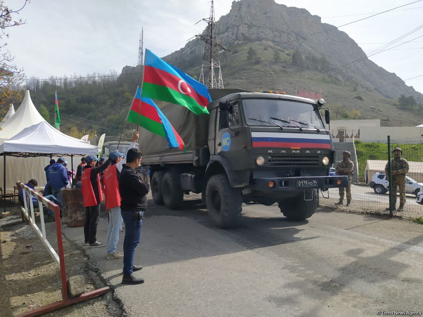 По Лачинской дороге беспрепятственно проехала автоколонна миротворцев (ФОТО)