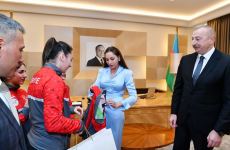 Президент Ильхам Алиев и Первая леди Мехрибан Алиева встретились с турецкими спортсменками, посвятившими свою победу на чемпионате Европы по тяжелой атлетике Азербайджану (ФОТО/ВИДЕО)