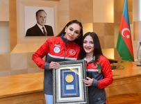 Президент Ильхам Алиев и Первая леди Мехрибан Алиева встретились с турецкими спортсменками, посвятившими свою победу на чемпионате Европы по тяжелой атлетике Азербайджану (ФОТО/ВИДЕО)