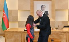 Президент Ильхам Алиев и Первая леди Мехрибан Алиева встретились с турецкими спортсменками, посвятившими свою победу на чемпионате Европы по тяжелой атлетике Азербайджану (ФОТО/ВИДЕО)