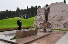 Президент Ильхам Алиев посетил могилу академика Зарифы Алиевой (ФОТО/ВИДЕО)