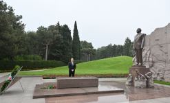 Президент Ильхам Алиев посетил могилу академика Зарифы Алиевой (ФОТО/ВИДЕО)
