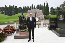 Президент Ильхам Алиев посетил могилу академика Зарифы Алиевой (ФОТО/ВИДЕО)