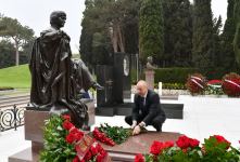 Президент Ильхам Алиев посетил могилу академика Зарифы Алиевой (ФОТО/ВИДЕО)