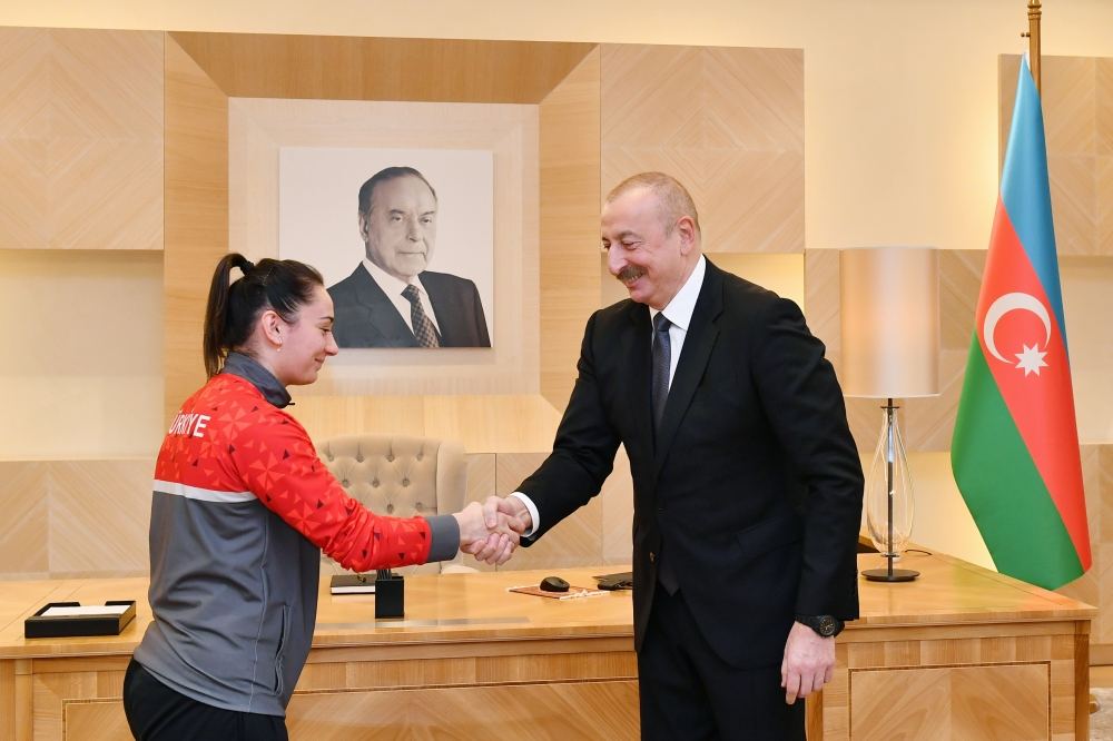Президент Ильхам Алиев и Первая леди Мехрибан Алиева встретились с турецкими спортсменками, посвятившими свою победу на чемпионате Европы по тяжелой атлетике Азербайджану (ФОТО/ВИДЕО)