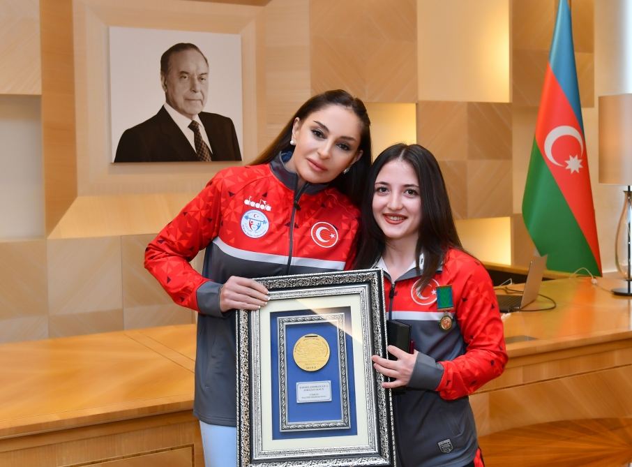 Президент Ильхам Алиев и Первая леди Мехрибан Алиева встретились с турецкими спортсменками, посвятившими свою победу на чемпионате Европы по тяжелой атлетике Азербайджану (ФОТО/ВИДЕО)