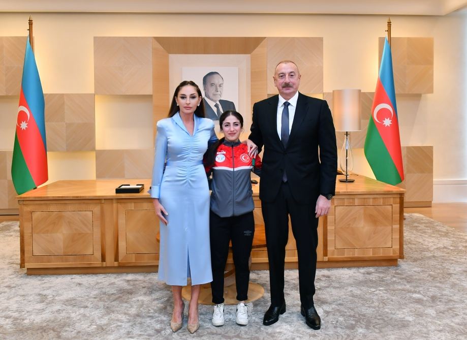 Президент Ильхам Алиев и Первая леди Мехрибан Алиева встретились с турецкими спортсменками, посвятившими свою победу на чемпионате Европы по тяжелой атлетике Азербайджану (ФОТО/ВИДЕО)