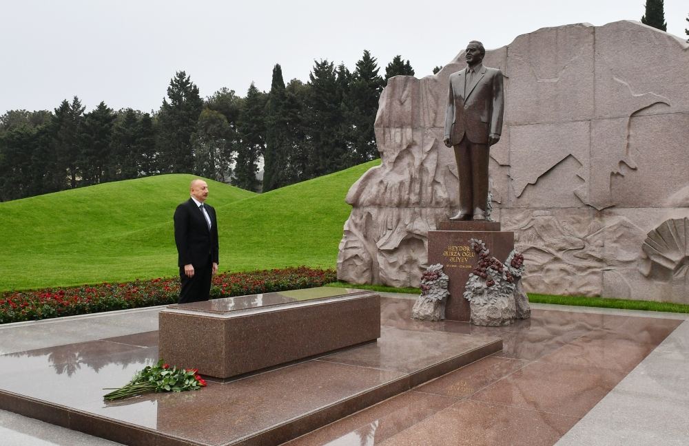 Президент Ильхам Алиев посетил могилу академика Зарифы Алиевой (ФОТО/ВИДЕО)