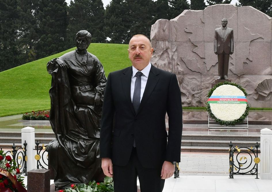 Президент Ильхам Алиев посетил могилу академика Зарифы Алиевой (ФОТО/ВИДЕО)