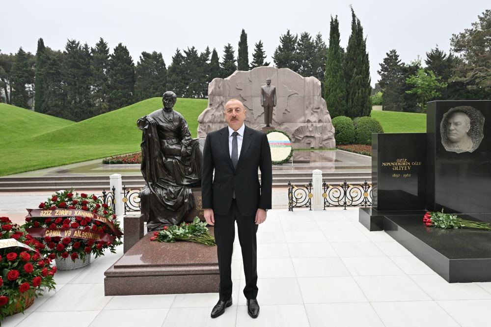 Президент Ильхам Алиев посетил могилу академика Зарифы Алиевой (ФОТО/ВИДЕО)