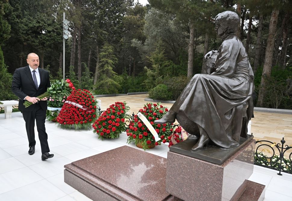 Президент Ильхам Алиев посетил могилу академика Зарифы Алиевой (ФОТО/ВИДЕО)