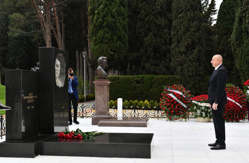 Президент Ильхам Алиев посетил могилу академика Зарифы Алиевой (ФОТО/ВИДЕО)
