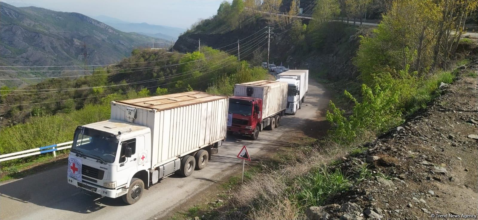 По Лачинской дороге беспрепятственно проехала автоколонна МККК (ФОТО)