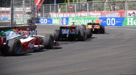 Стартовала спринтерская гонка команд "Формулы 2" в Баку (ФОТО)
