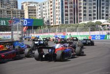 Стартовала спринтерская гонка команд "Формулы 2" в Баку (ФОТО)