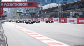 Стартовала спринтерская гонка команд "Формулы 2" в Баку (ФОТО)