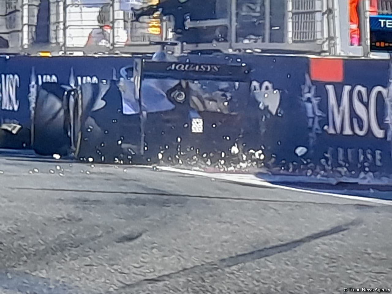 В первой спринтерской гонке команд "Формулы 2" в Баку произошла авария (ФОТО)