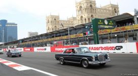 В рамках Гран-при Азербайджана "Формулы 1" прошел пробег классических автомобилей (ФОТО)