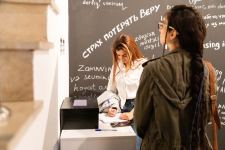 В Баку проходит выставка "Ищу исцеление от страданий"  Школы Современного Искусства YARAT (ФОТО)