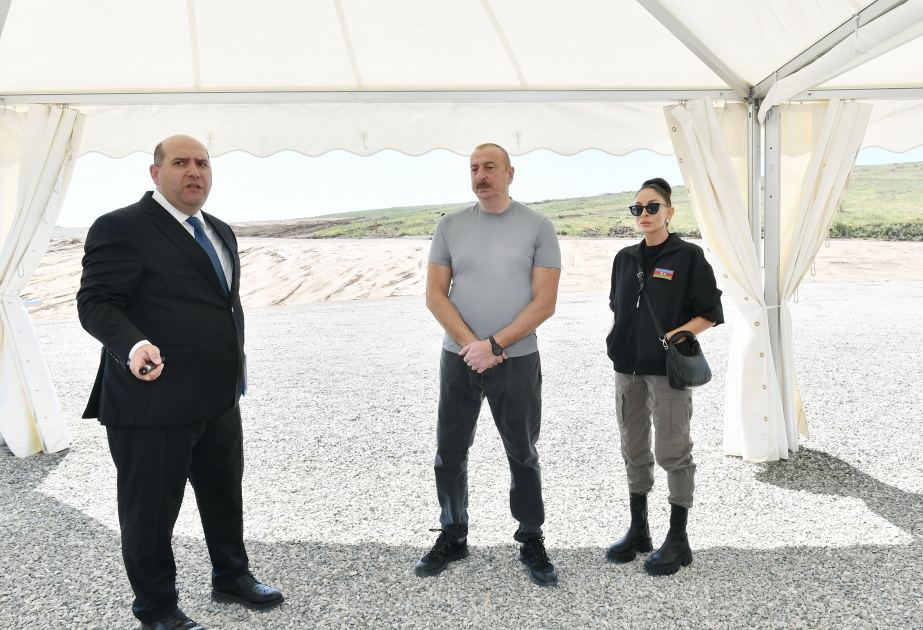 Президент Ильхам Алиев и Первая леди Мехрибан Алиева приняли участие в церемонии закладки фундамента села Пирахмедли Физулинского района (ВИДЕО)