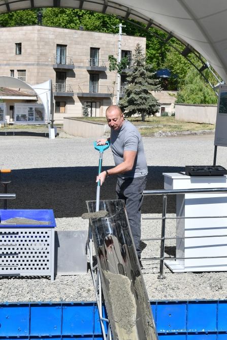 Президент Ильхам Алиев и Первая леди Мехрибан Алиева приняли участие в церемонии закладки фундамента административного центра в поселке Гадрут (ФОТО/ВИДЕО)