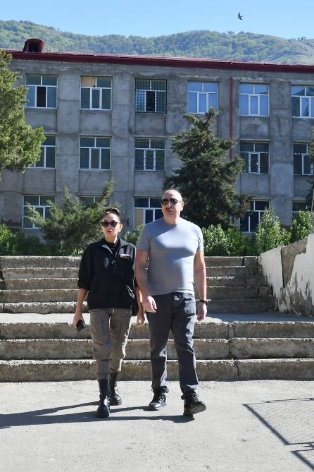 Президент Ильхам Алиев и Первая леди Мехрибан Алиева ознакомились с проектом реставрации полной средней школы в поселке Гадрут (ФОТО/ВИДЕО)