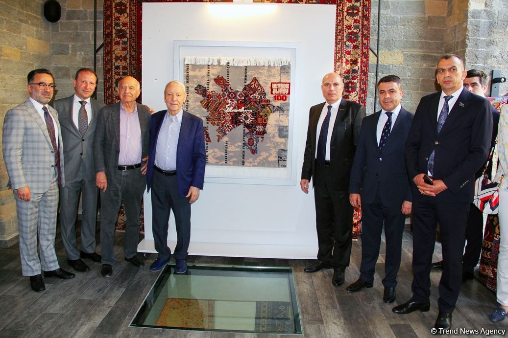 ОАО "Азерхалча" представило уникальный ковер, посвященный 100-летию великого лидера Гейдара Алиева (ФОТО)