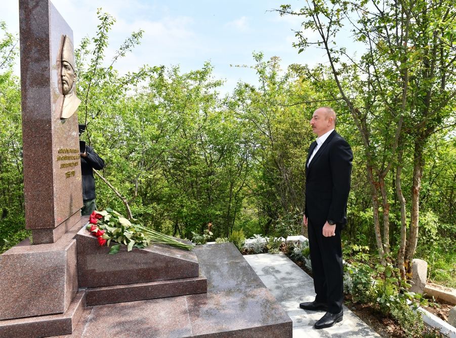 Президент Ильхам Алиев посетил могилу Мир Мохсуна Навваба Карабаги на Джыдыр-дюзю (ФОТО/ВИДЕО)