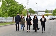 Президент Ильхам Алиев и Первая леди Мехрибан Алиева приняли участие в открытии вывесок на пересечении улиц Гейдара Алиева и 8 Ноября в Шуше (ФОТО/ВИДЕО)