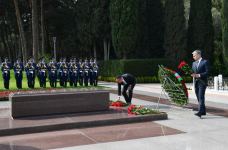 Президент Ильхам Алиев, Первая леди Мехрибан Алиева и члены их семьи посетили могилу великого лидера Гейдара Алиева в Аллее почетного захоронения в Баку (ФОТО/ВИДЕО)