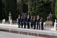 Президент Ильхам Алиев, Первая леди Мехрибан Алиева и члены их семьи посетили могилу великого лидера Гейдара Алиева в Аллее почетного захоронения в Баку (ФОТО/ВИДЕО)