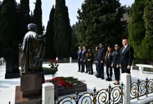 Президент Ильхам Алиев, Первая леди Мехрибан Алиева и члены их семьи посетили могилу великого лидера Гейдара Алиева в Аллее почетного захоронения в Баку (ФОТО/ВИДЕО)
