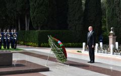 Президент Ильхам Алиев, Первая леди Мехрибан Алиева и члены их семьи посетили могилу великого лидера Гейдара Алиева в Аллее почетного захоронения в Баку (ФОТО/ВИДЕО)