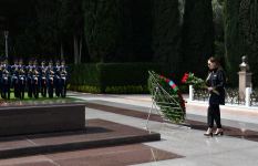 Президент Ильхам Алиев, Первая леди Мехрибан Алиева и члены их семьи посетили могилу великого лидера Гейдара Алиева в Аллее почетного захоронения в Баку (ФОТО/ВИДЕО)