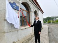 Президент Ильхам Алиев и Первая леди Мехрибан Алиева приняли участие в открытии в Шуше вывесок на улицах Хуршидбану Натаван и Победы, на пересечении улиц Карабаха и Хана Шушинского (ФОТО/ВИДЕО)