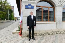 Президент Ильхам Алиев и Первая леди Мехрибан Алиева приняли участие в открытии в Шуше вывесок на улицах Хуршидбану Натаван и Победы, на пересечении улиц Карабаха и Хана Шушинского (ФОТО/ВИДЕО)