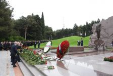 Общественность Азербайджана чтит память великого лидера Гейдара Алиева (ФОТО)