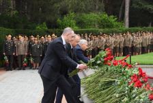 Общественность Азербайджана чтит память великого лидера Гейдара Алиева (ФОТО)