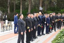 Общественность Азербайджана чтит память великого лидера Гейдара Алиева (ФОТО)