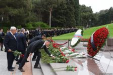 Общественность Азербайджана чтит память великого лидера Гейдара Алиева (ФОТО)