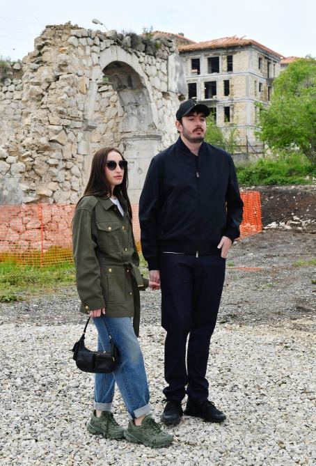 Президент Ильхам Алиев и Первая леди Мехрибан Алиева приняли участие в церемонии закладки в городе Шуша фундамента жилого комплекса, состоящего из 17 зданий (ФОТО/ВИДЕО)