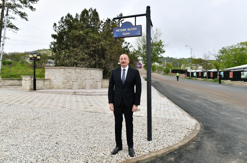 Президент Ильхам Алиев и Первая леди Мехрибан Алиева приняли участие в открытии вывесок на пересечении улиц Гейдара Алиева и 8 Ноября в Шуше (ФОТО/ВИДЕО)
