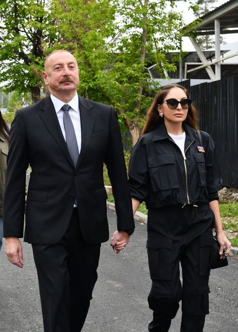 Президент Ильхам Алиев и Первая леди Мехрибан Алиева приняли участие в открытии вывесок на пересечении улиц Гейдара Алиева и 8 Ноября в Шуше (ФОТО/ВИДЕО)