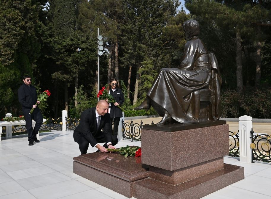 Президент Ильхам Алиев, Первая леди Мехрибан Алиева и члены их семьи посетили могилу великого лидера Гейдара Алиева в Аллее почетного захоронения в Баку (ФОТО/ВИДЕО)