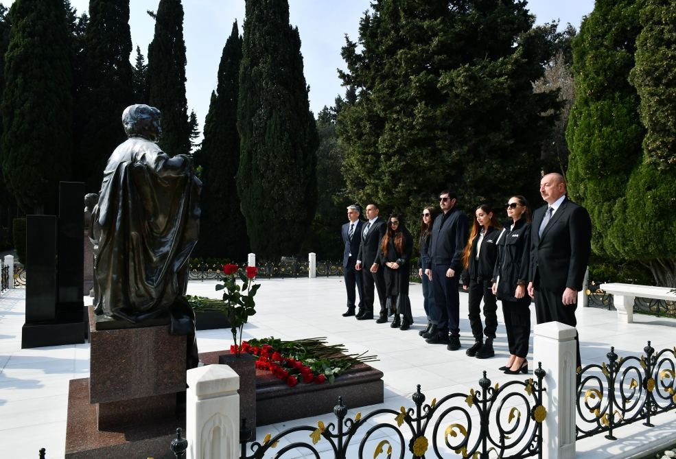 Президент Ильхам Алиев, Первая леди Мехрибан Алиева и члены их семьи посетили могилу великого лидера Гейдара Алиева в Аллее почетного захоронения в Баку (ФОТО/ВИДЕО)