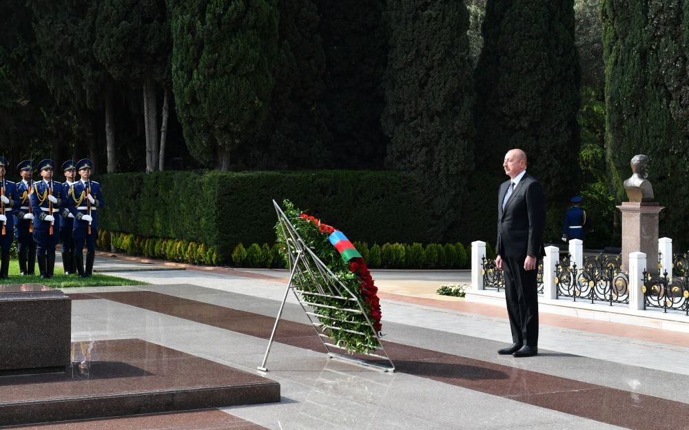 Президент Ильхам Алиев, Первая леди Мехрибан Алиева и члены их семьи посетили могилу великого лидера Гейдара Алиева в Аллее почетного захоронения в Баку (ФОТО/ВИДЕО)
