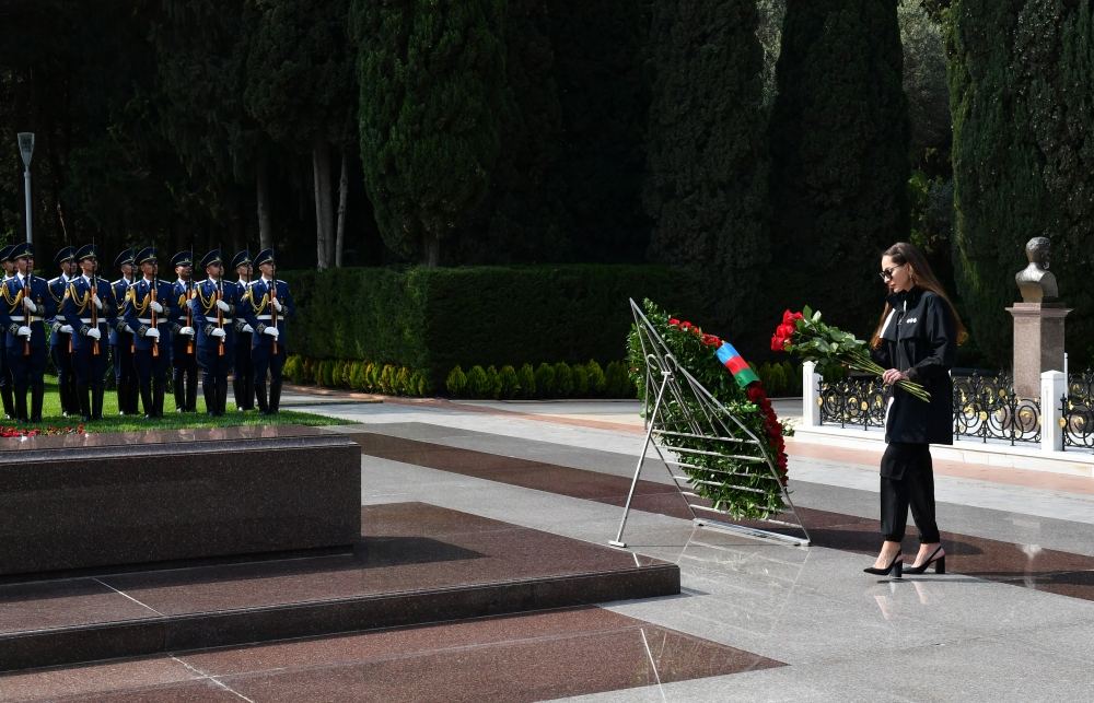 Президент Ильхам Алиев, Первая леди Мехрибан Алиева и члены их семьи посетили могилу великого лидера Гейдара Алиева в Аллее почетного захоронения в Баку (ФОТО/ВИДЕО)